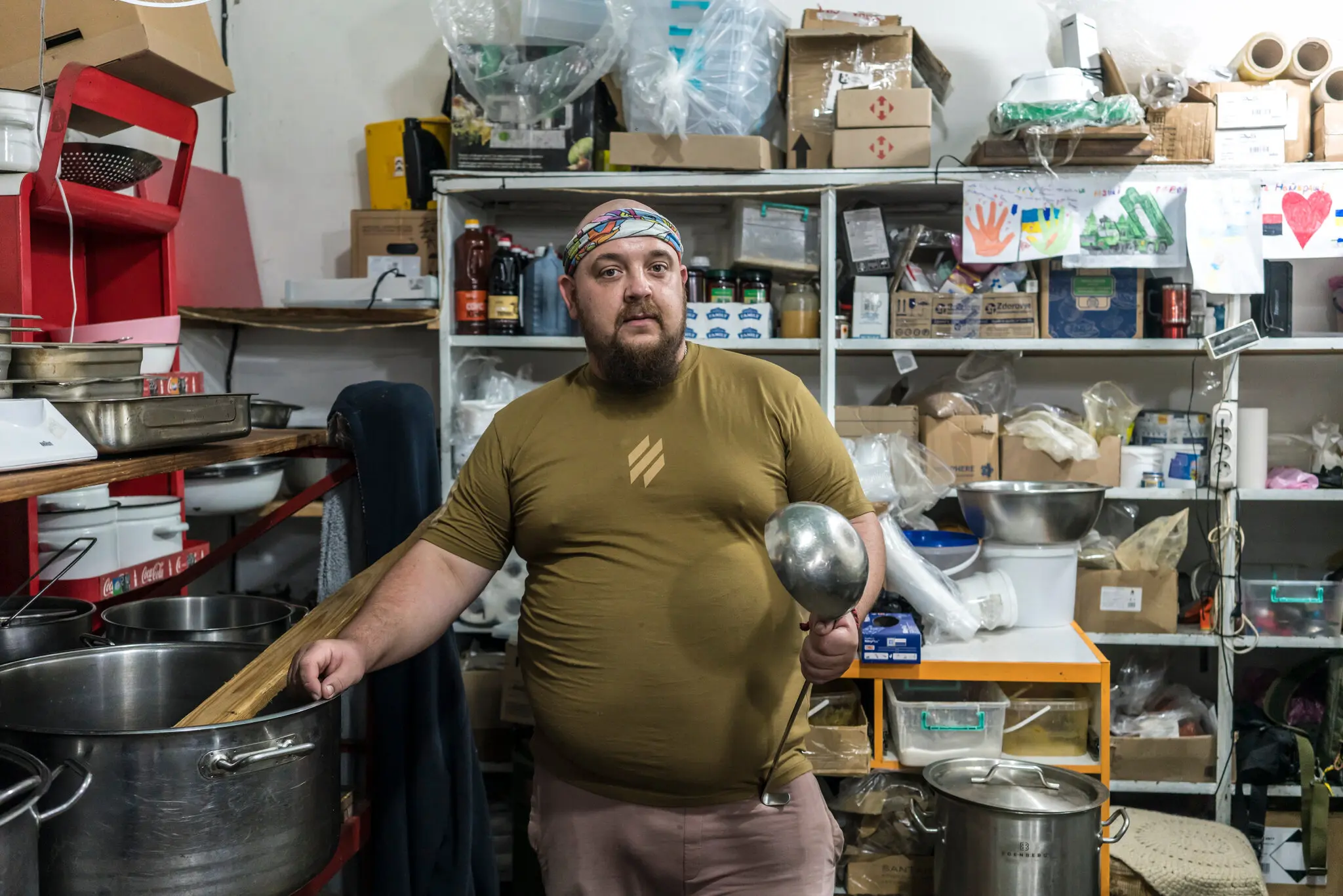 31-річний рядовий Ярослав Бреус на своїй кухні на базі в Харківській області минулого місяця.